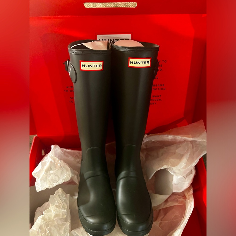 New In Box Size 6 Women’s Hunter Rain Boots